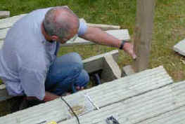 Fixing the balustrade newel to the staircase stringer