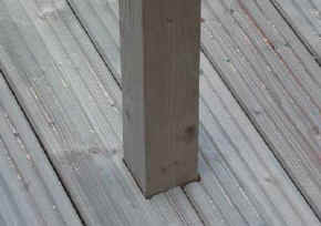 Deckboards notched around balustrade stringer